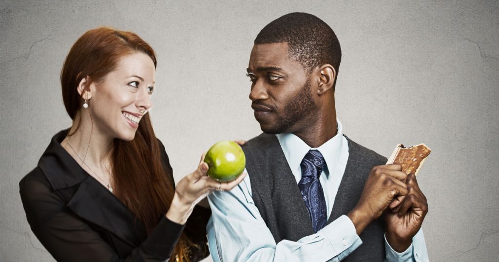Le leve della persuasione in azione: una donna che persuade un uomo con una mela.