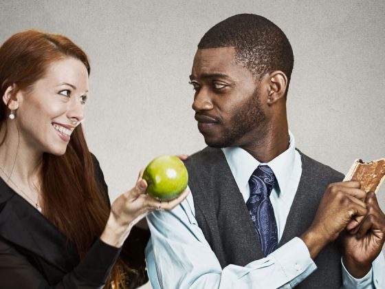 Le leve della persuasione in azione: una donna che persuade un uomo con una mela.