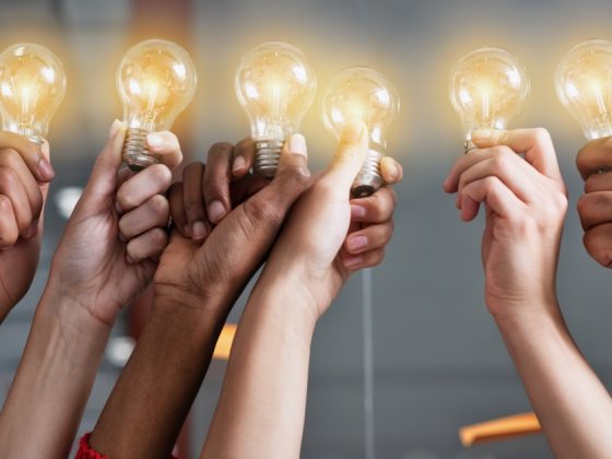 mani con lampadine per idee di successo